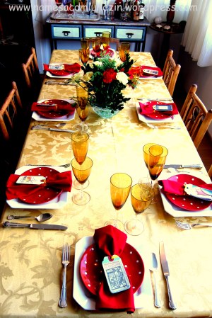 Linda mesa, em tons de vermelho e amarelo, organizada por minha irmã