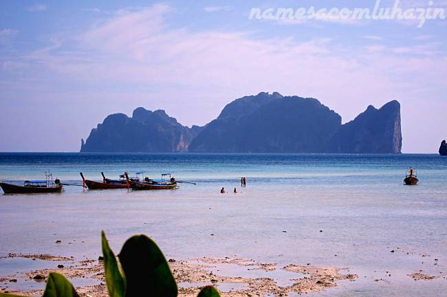 Vista da ilha Phi Phi Lee, onde fica "A Praia", a partir da ilha Phi Phi Don